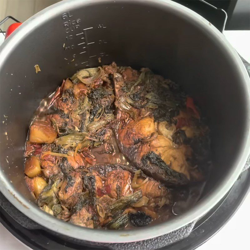 Step 5 Finished product of braised carp with pickled mustard greens using an electric pressure cooker