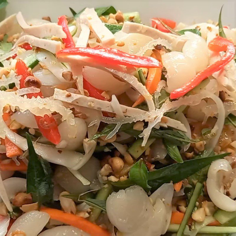Step 5 Finished product Salad with rambutan and seaweed