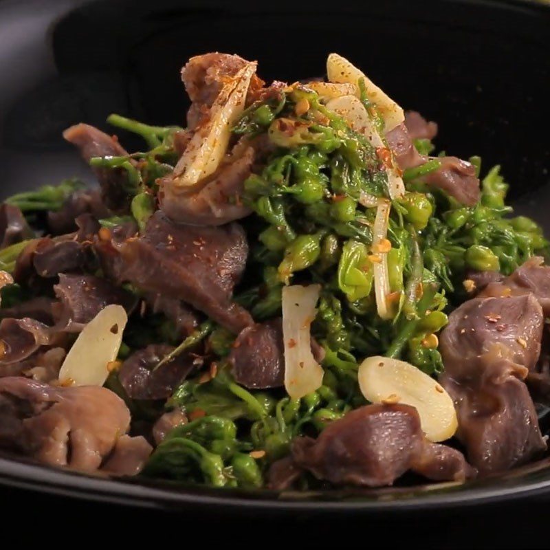 Step 4 Final Product Stir-fried Chinese violet flower with chicken gizzard