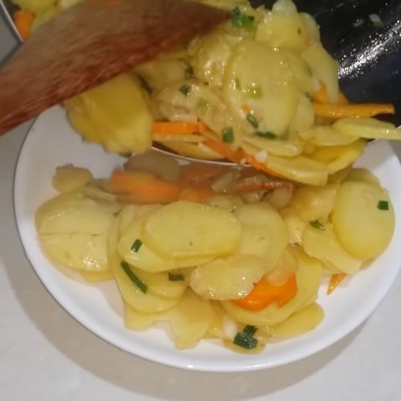 Step 4 Final Product Stir-fried potatoes with garlic and carrots