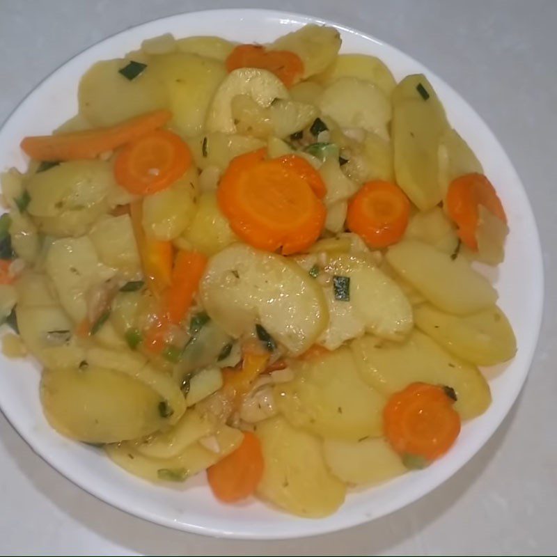 Step 4 Final Product Stir-fried potatoes with garlic and carrots