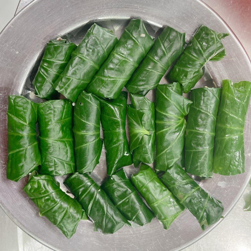 Step 5 Wrap snail paste in betel leaves Snail paste wrapped in betel leaves (recipe shared by users)