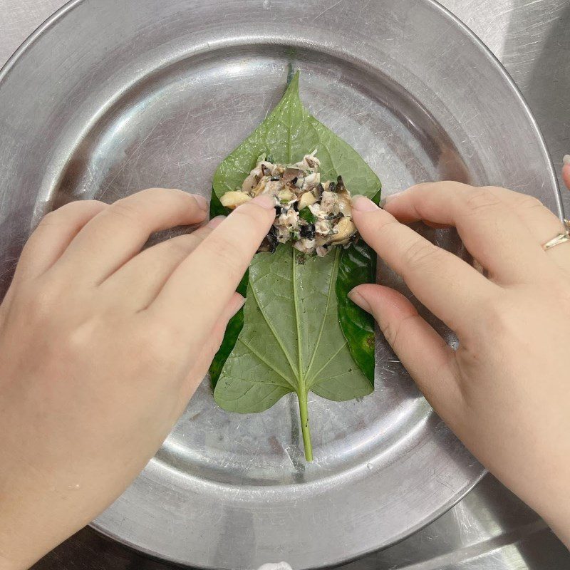 Step 5 Wrap snail paste in betel leaves Snail paste wrapped in betel leaves (recipe shared by users)