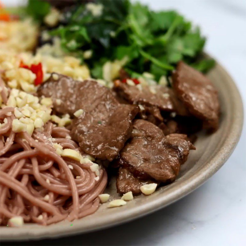 Step 6 Finished product Brown rice noodles mixed with vegetables and beef