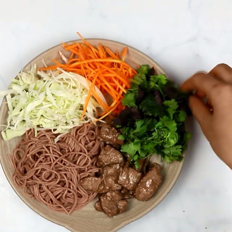 Step 6 Finished product Brown rice noodles mixed with vegetables and beef