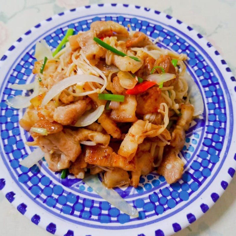 Step 4 Final Product Stir-fried pork with enoki mushrooms