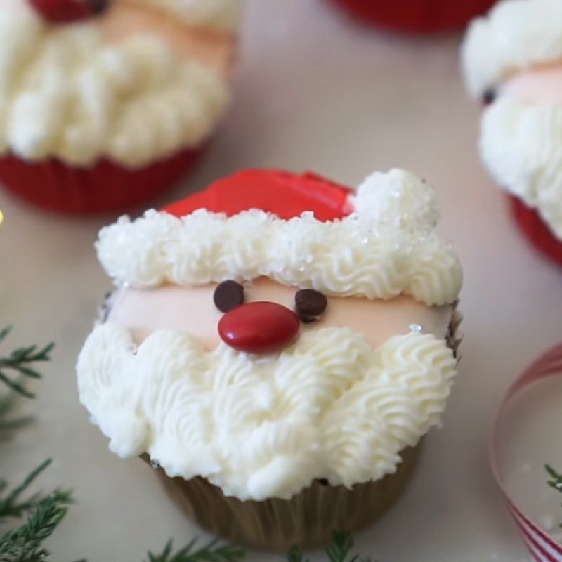 Step 7 Final product Santa Claus cupcake