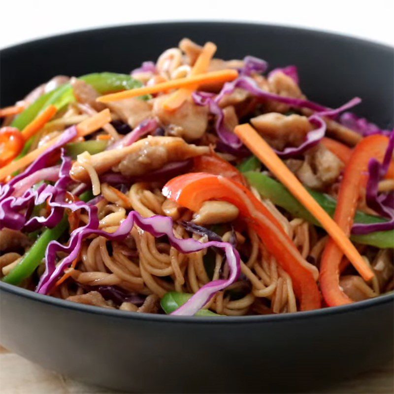 Step 5 Finished product Stir-fried noodles with chicken and vegetables