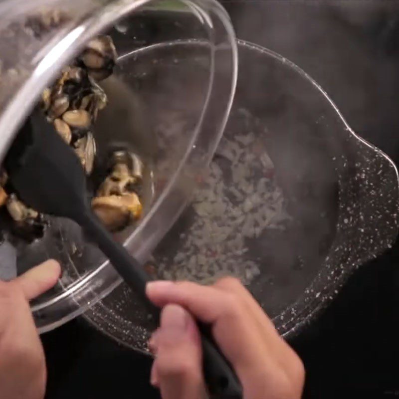 Step 4 Stir-fry the snails for snail soup with perilla leaves