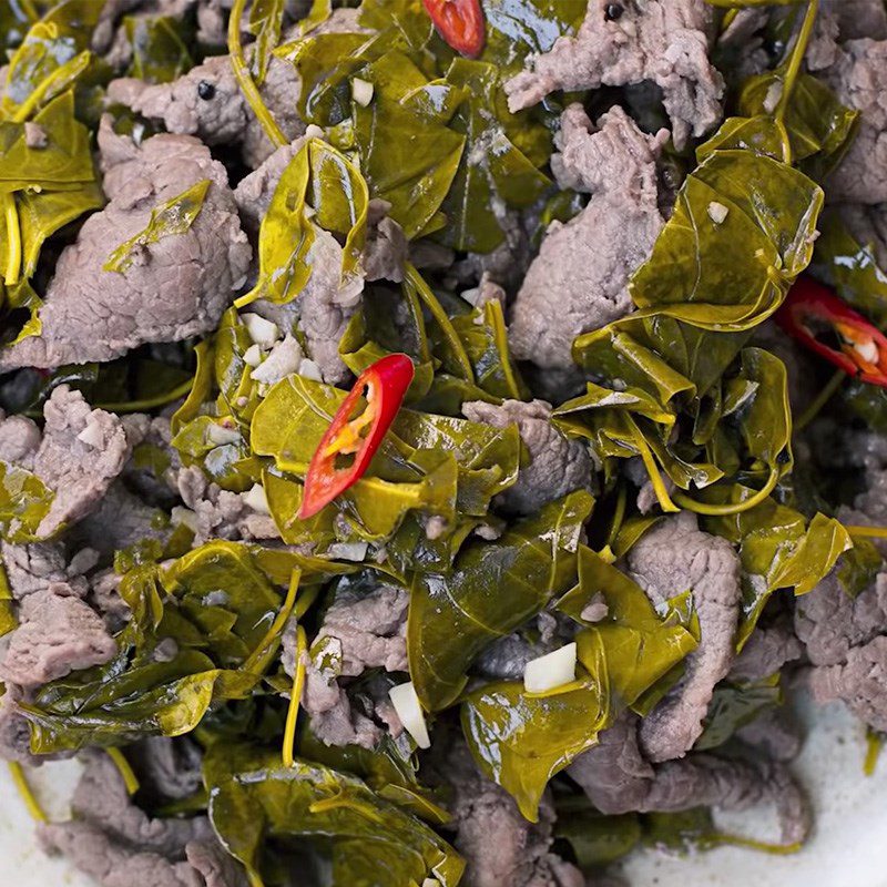 Step 4 Finished Product Stir-fried Buffalo Meat with Lom Leaves