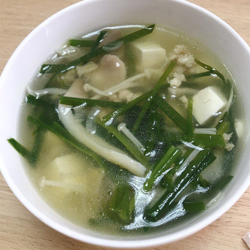 Step 4 Finished product Mushroom tofu soup with chives and minced meat