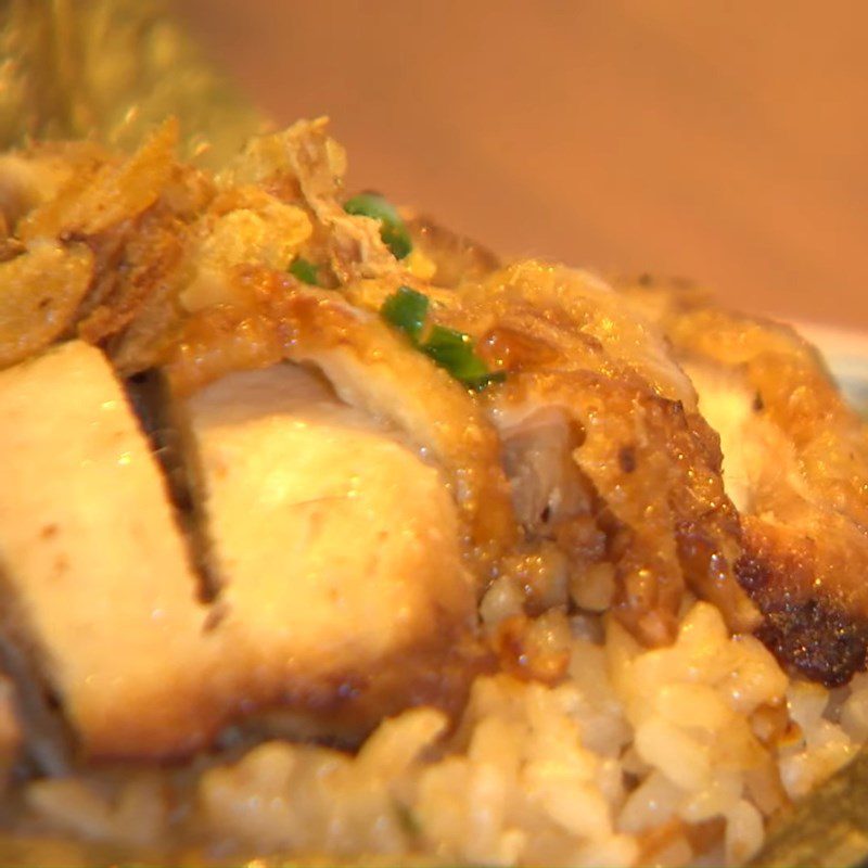 Step 6 Finished product Chicken sticky rice with lotus leaves and fried chicken