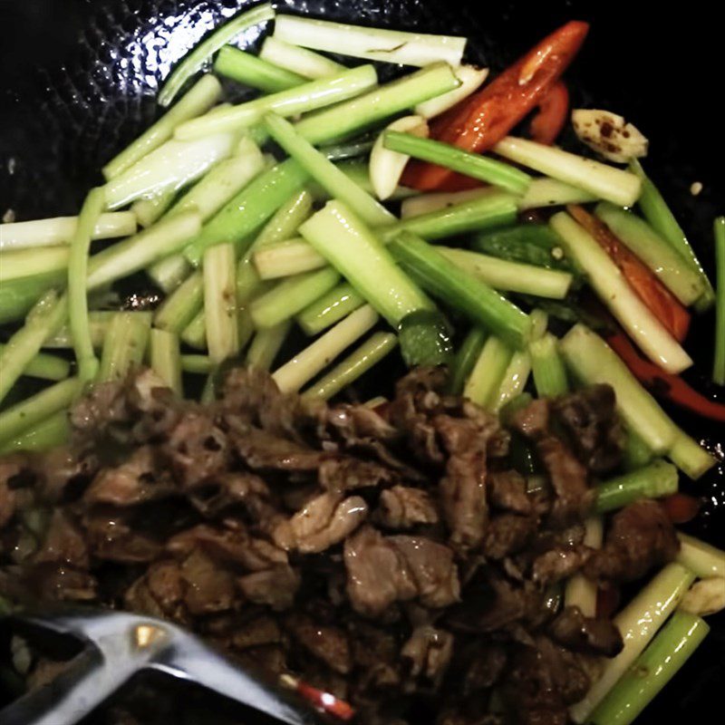 Step 4 Stir-fried celery with pork Stir-fried celery with pork