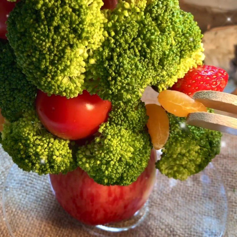 Step 2 Add branches and decorate the Christmas tree Arrange fruits and vegetables to shape the Christmas tree