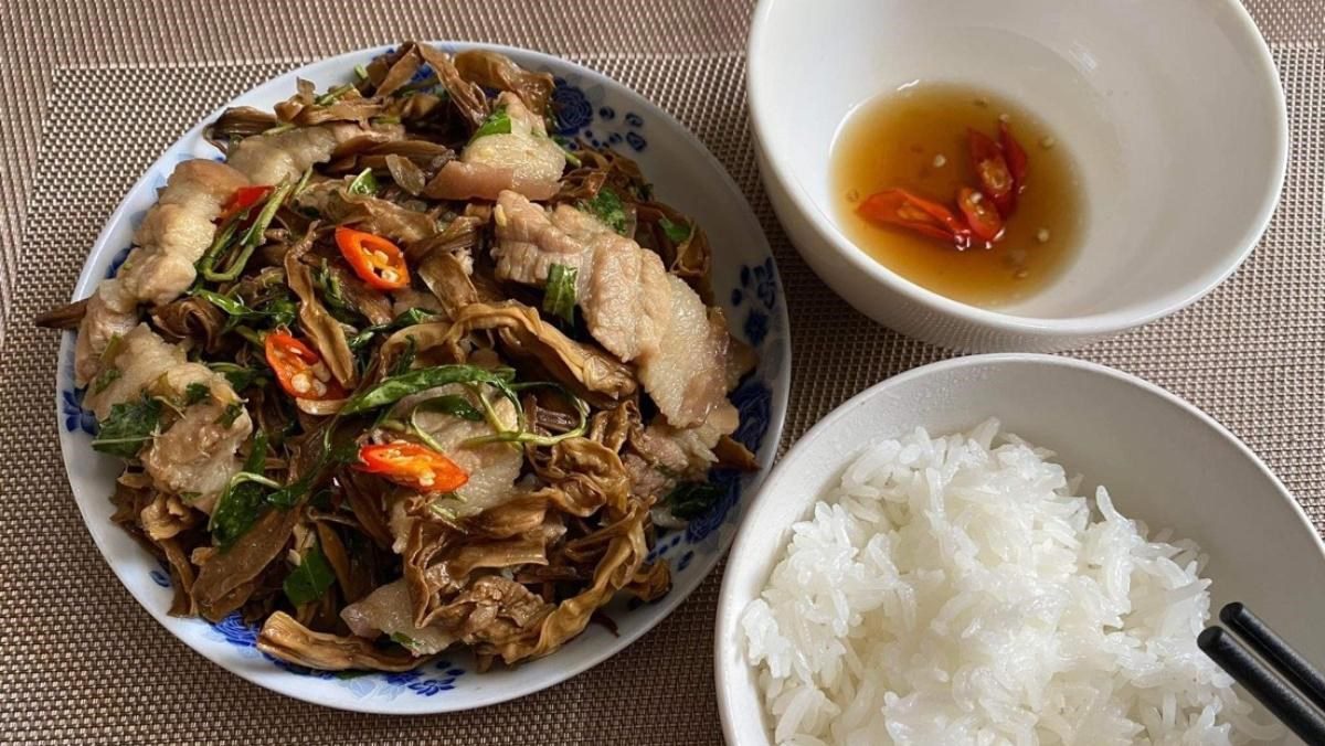 Stir-fried pork belly with dried bamboo shoots