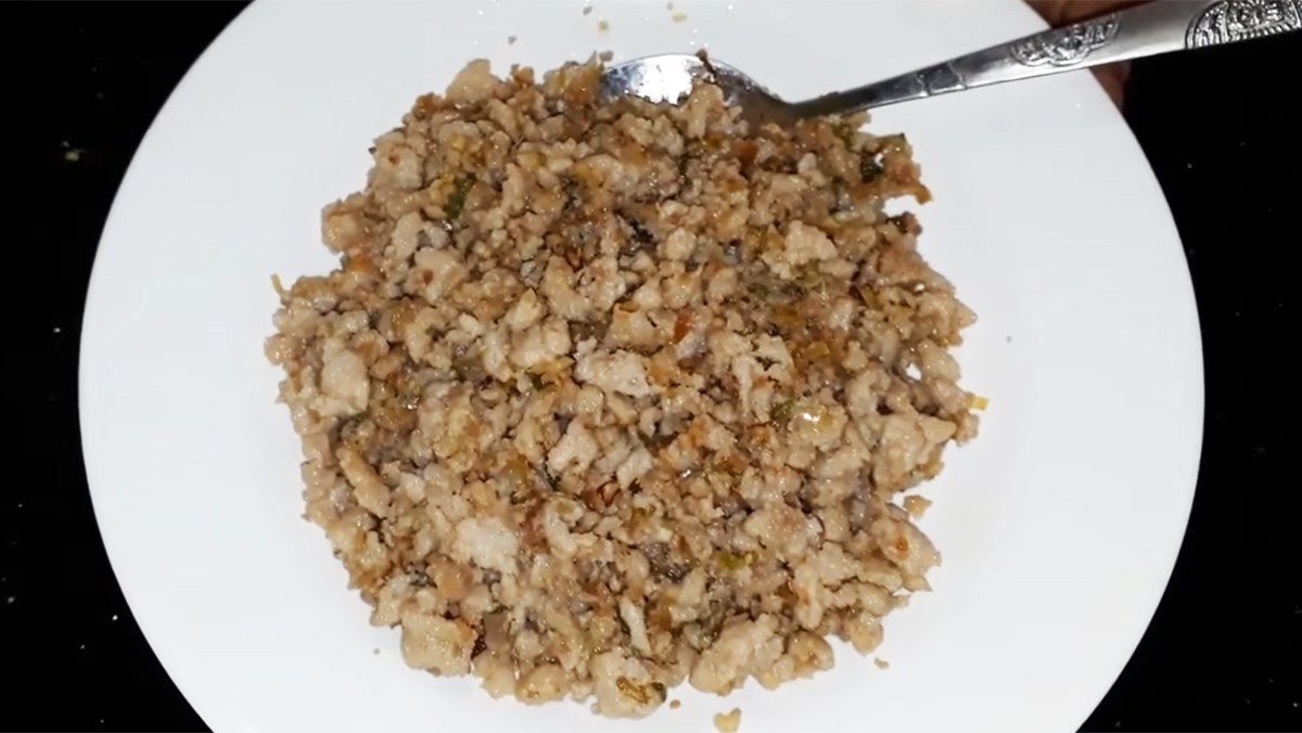 Minced meat fried with lemongrass and green onions