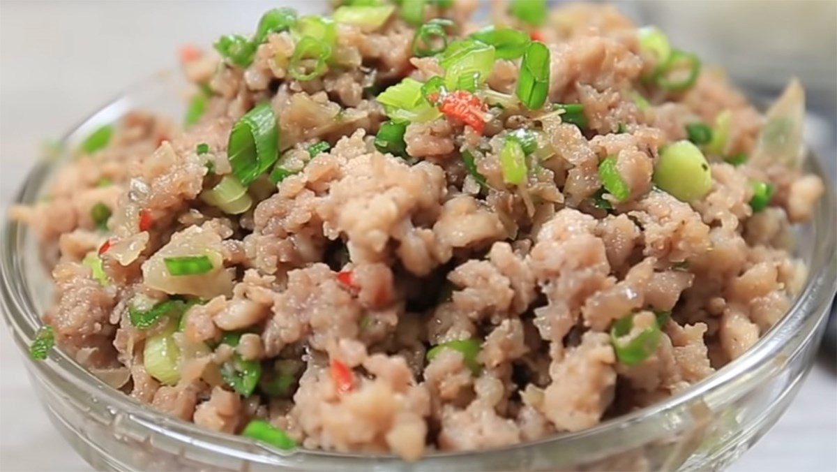 Minced meat stir-fried with lemongrass and chili