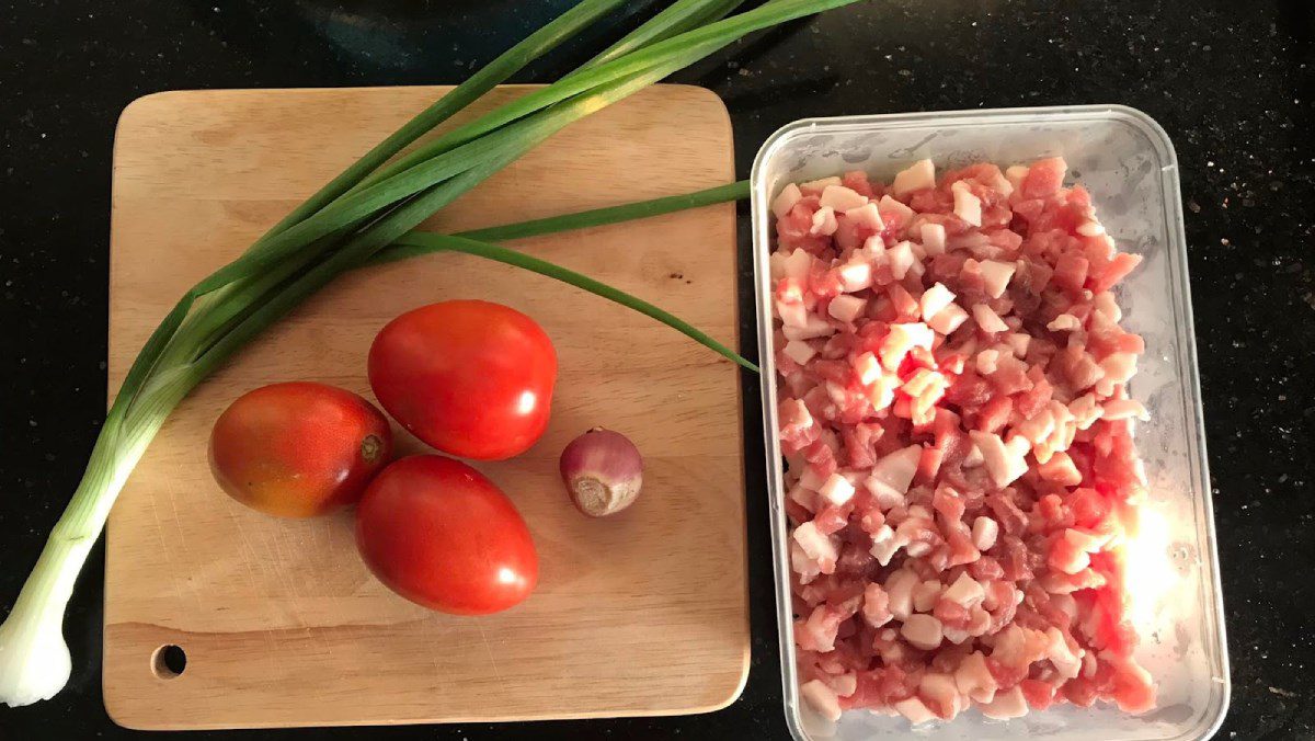 Ingredients for minced meat stir-fried with tomatoes