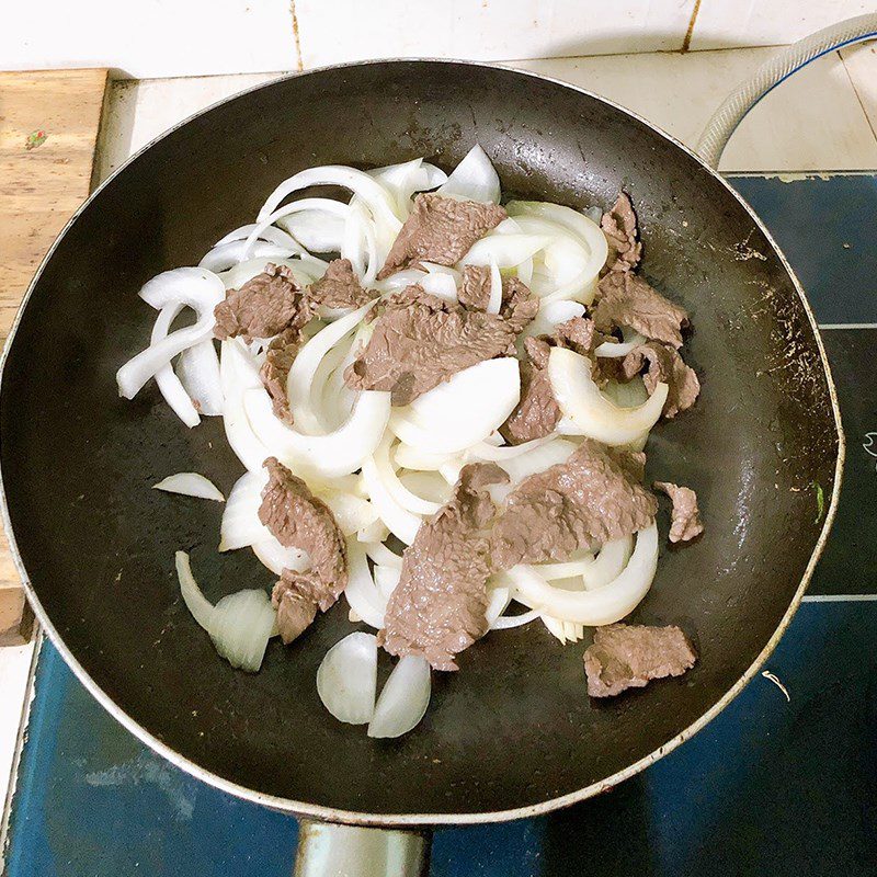 Step 2 Stir-fried beef with onions Stir-fried beef with onions