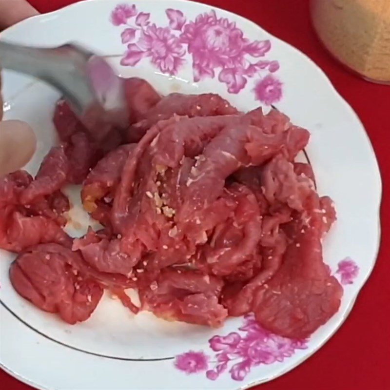 Step 3 Marinate the beef with spices Stir-fried beef with fresh bamboo shoots