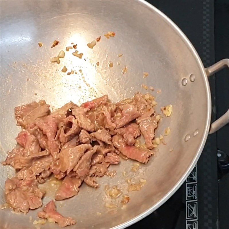 Step 4 Stir-fry the beef briefly Stir-fried beef with fresh bamboo shoots