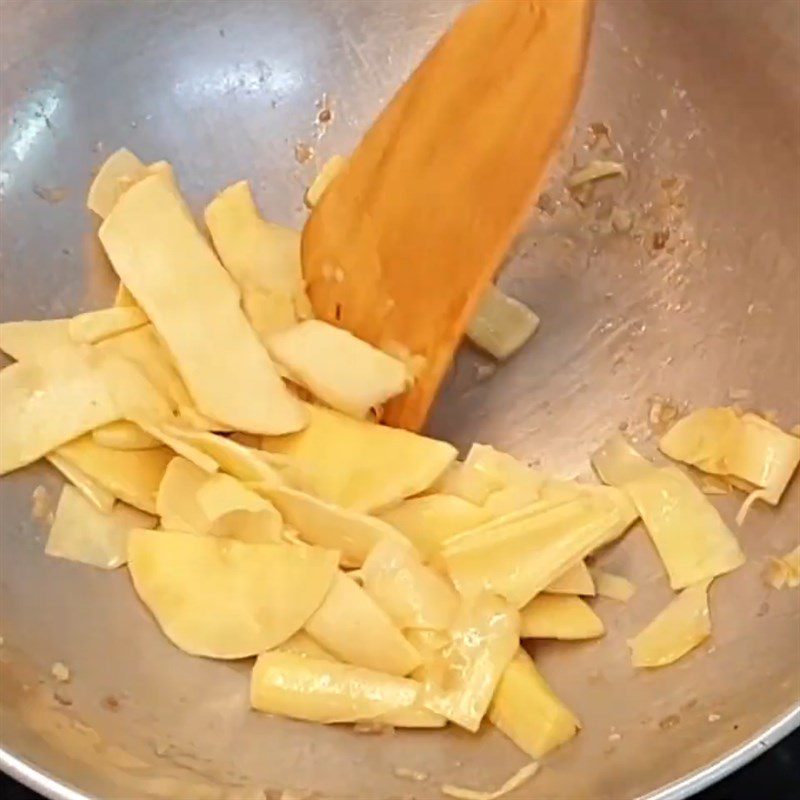 Step 5 Stir-fry the beef with bamboo shoots Stir-fried beef with fresh bamboo shoots