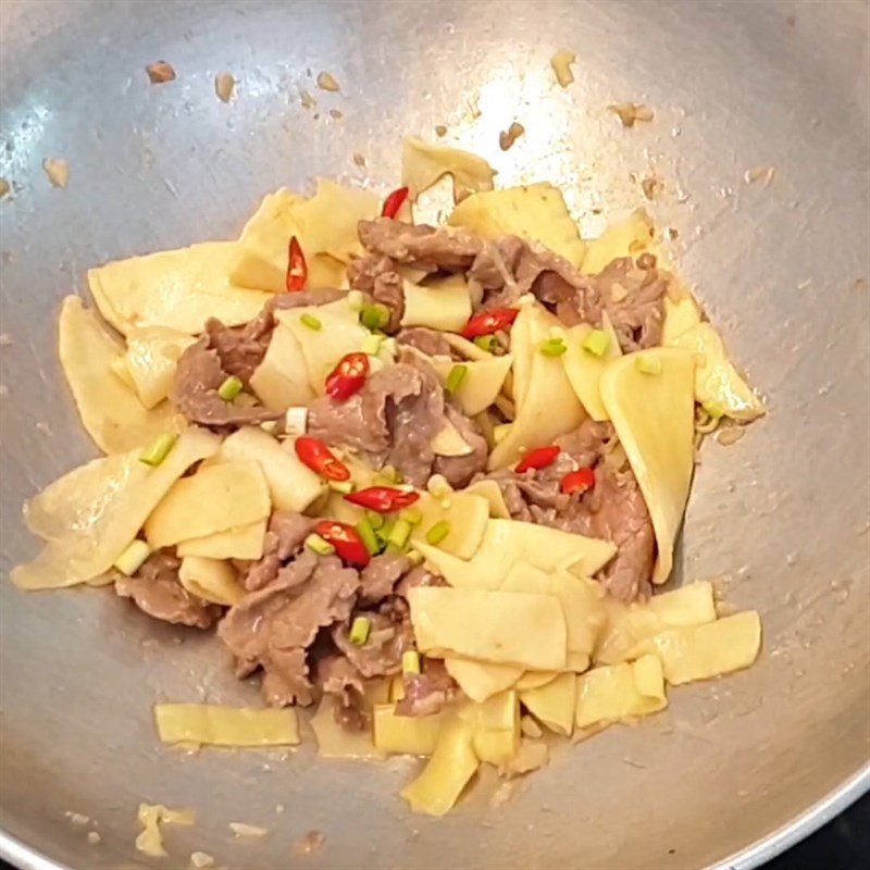 Step 5 Stir-fry the beef with bamboo shoots Stir-fried beef with fresh bamboo shoots