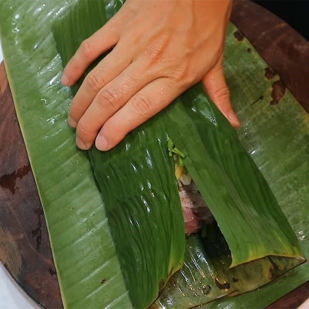 Step 2 Wrap the meat in banana leaves and aluminum foil Salted pork