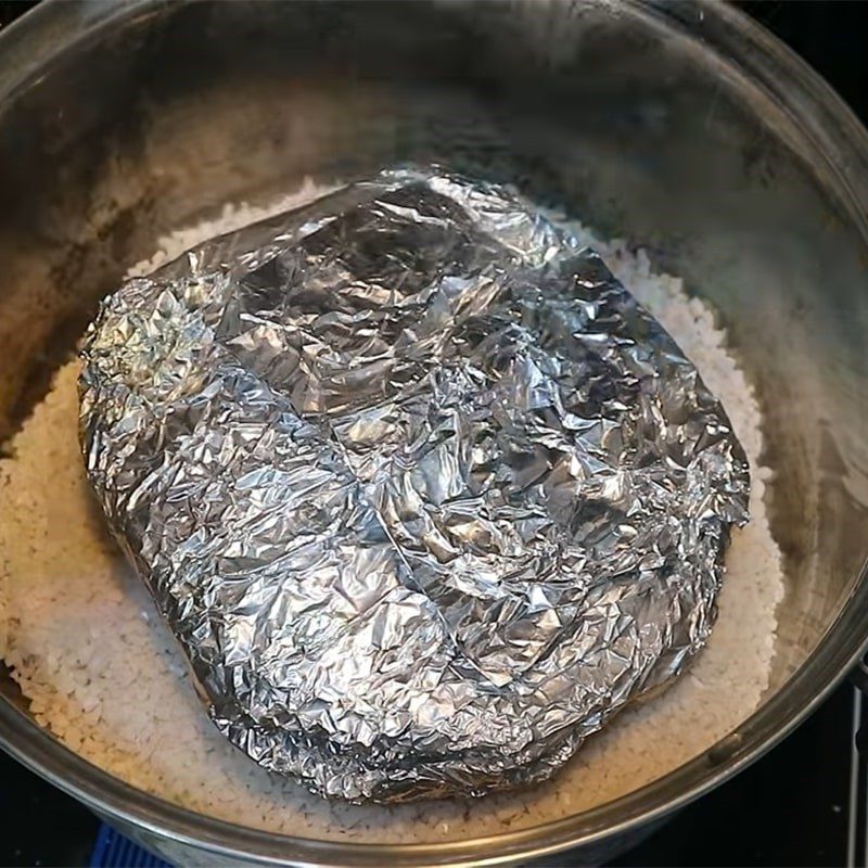 Step 4 Marinating meat with salt Salted pork