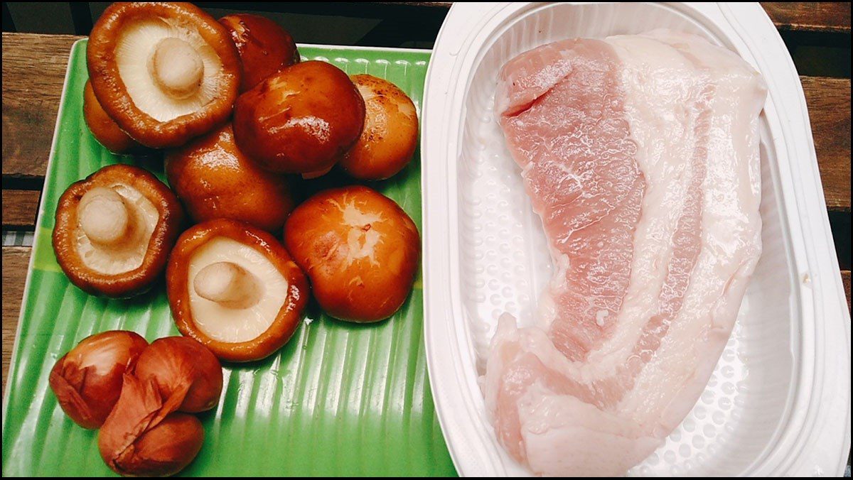 Ingredients for stir-fried pork with Shiitake mushrooms