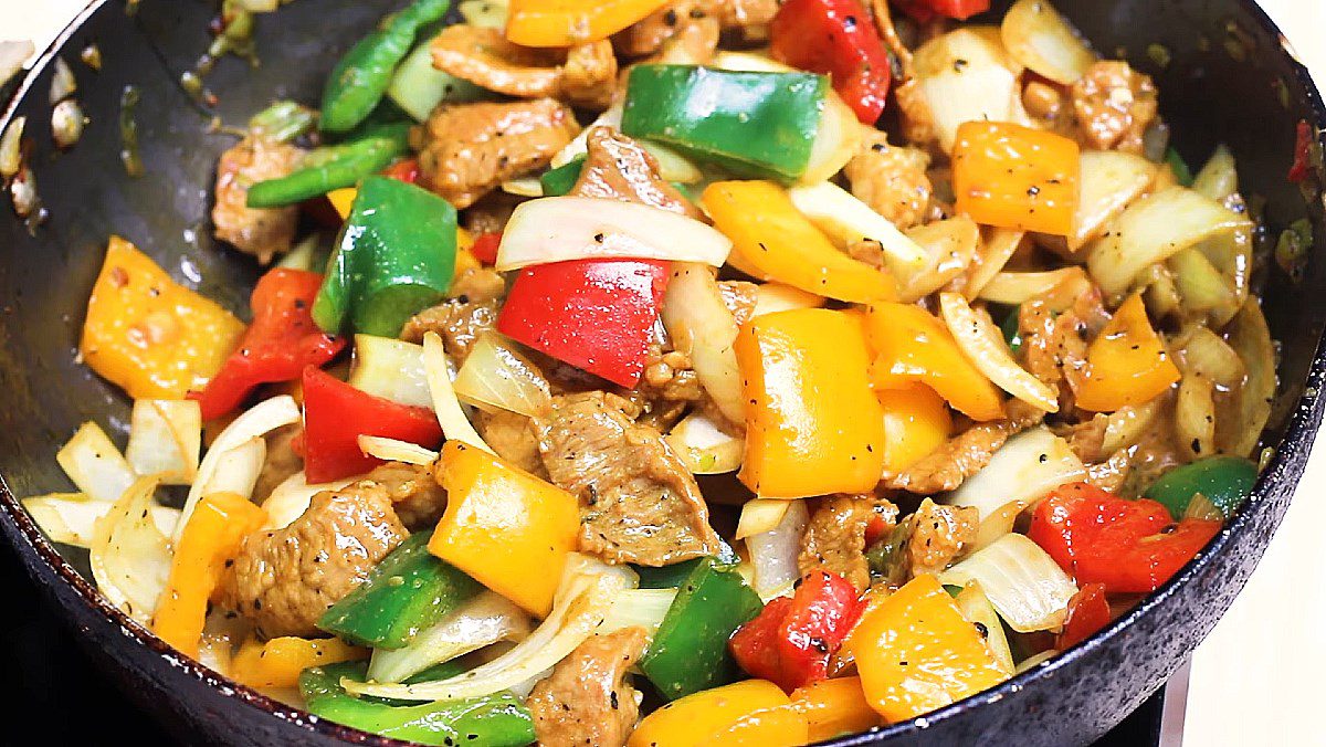 Stir-fried pork with bell peppers and onions