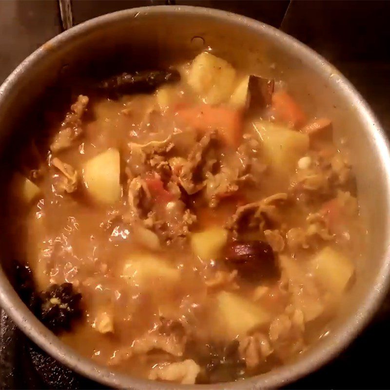 Step 3 Stir-fry buffalo meat Buffalo meat with red wine sauce