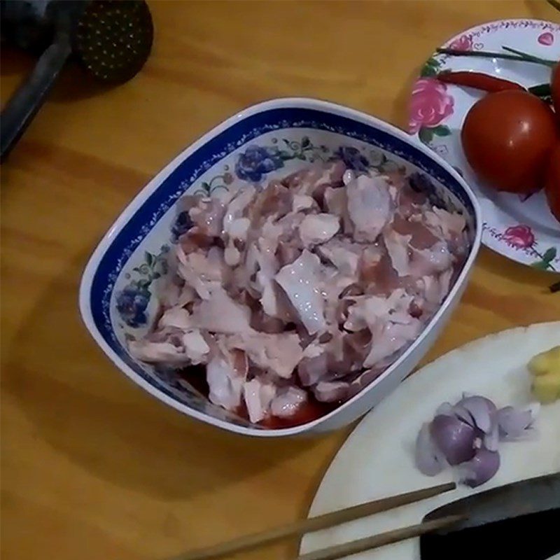 Step 1 Preliminary processing and marinating buffalo meat Buffalo meat with red sauce