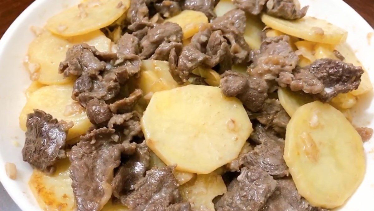 Stir-fried buffalo meat with potatoes