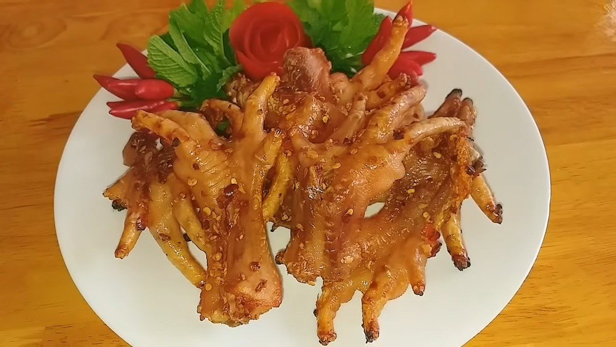 Grilled chicken feet with chili salt and soy sauce