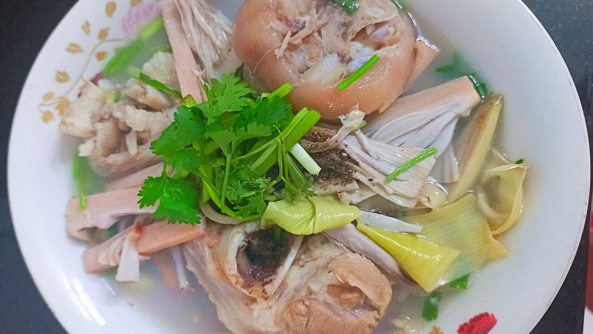 Banana flower cooked with pork trotters (recipe shared by a user)