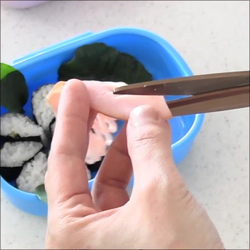 Step 3 Carving ham flower Bento rice in flower shape