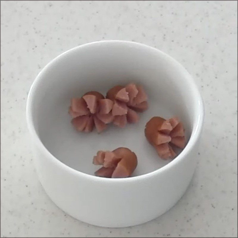 Step 4 Carving sausage flower Bento rice in flower shape