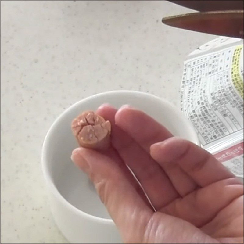 Step 4 Carving sausage flower Bento rice in flower shape