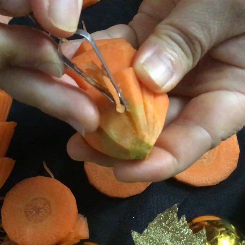 Step 3 Trimming the leaves and branches of the Christmas tree Shaping the Christmas tree from a carrot