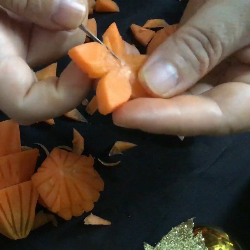 Step 4 Carving a star decoration Shaping a Christmas tree from a carrot