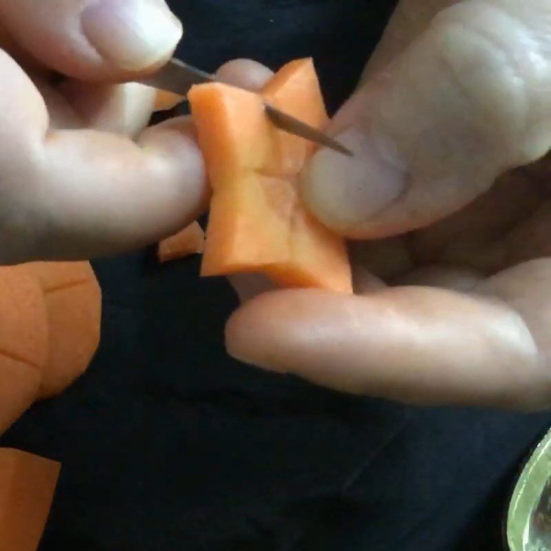 Step 4 Carving a star decoration Shaping a Christmas tree from a carrot