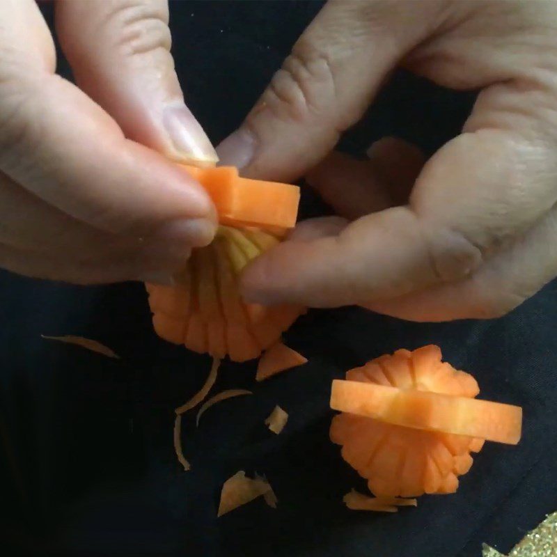 Step 4 Carving a star decoration Shaping a Christmas tree from a carrot