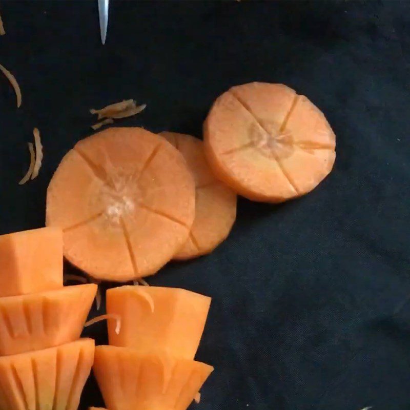 Step 4 Trimming the decorative star Shaping the Christmas tree from a carrot