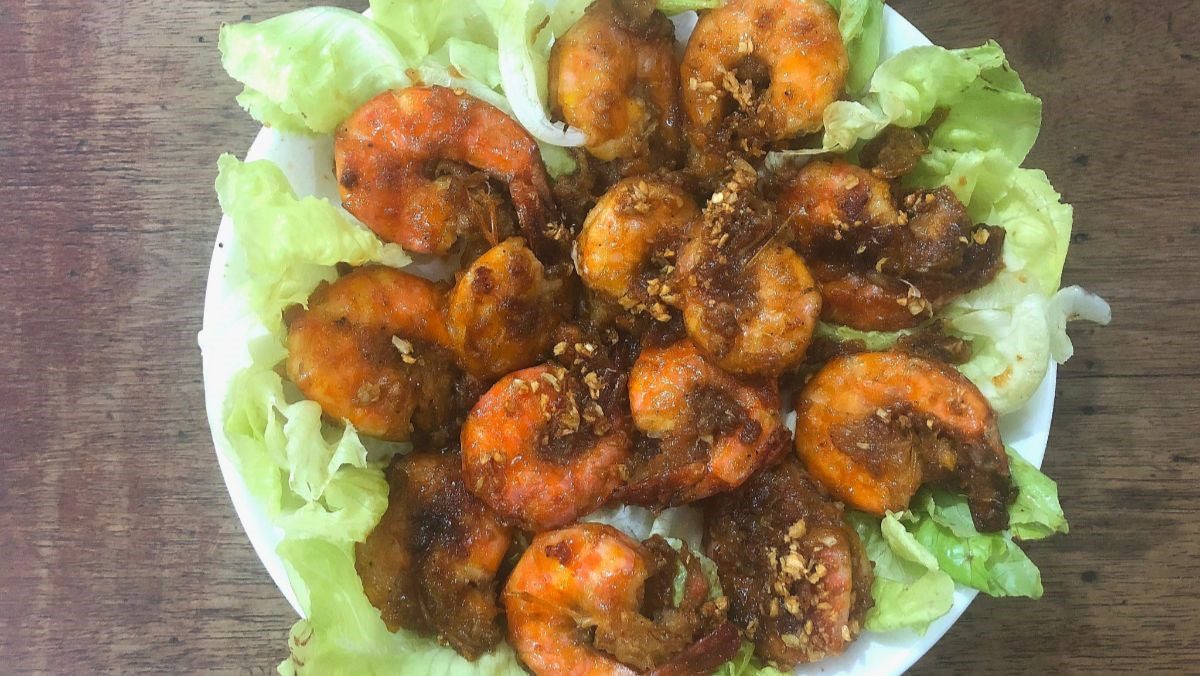 Giant shrimp with garlic butter and crispy batter