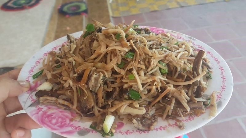 Stir-fried eel with banana stem