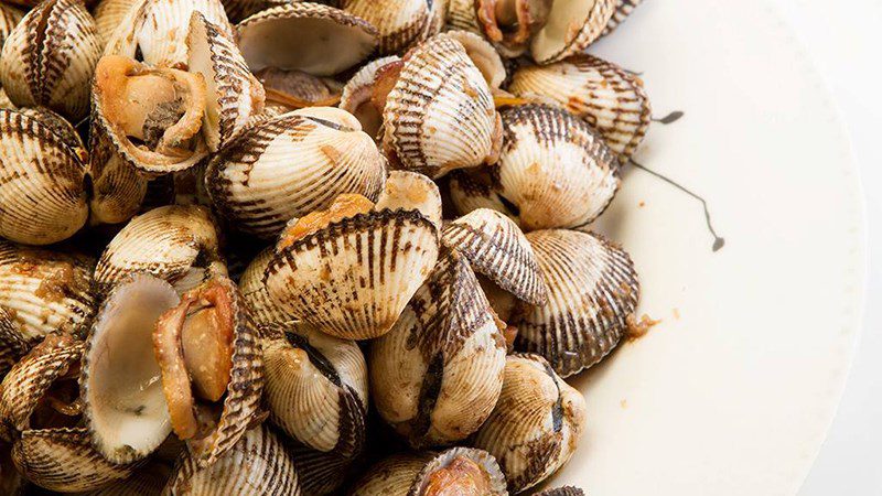 Stir-fried razor clams with garlic butter