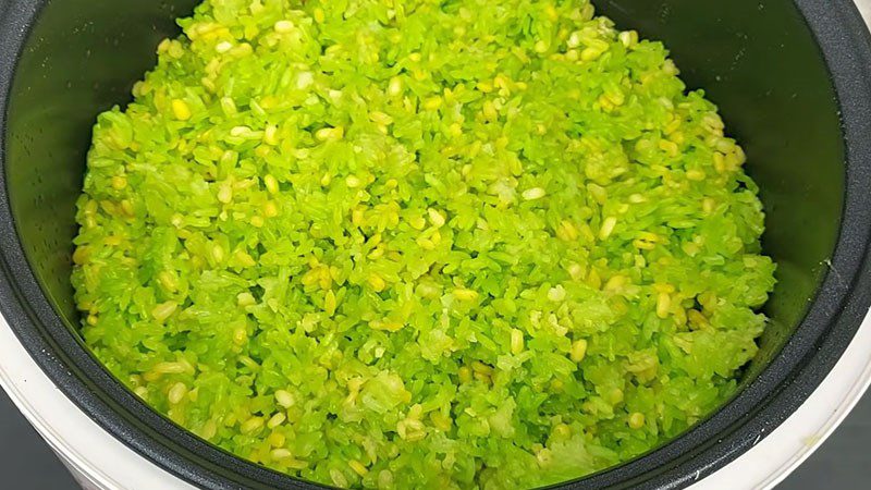 Sticky rice with green mung beans and durian