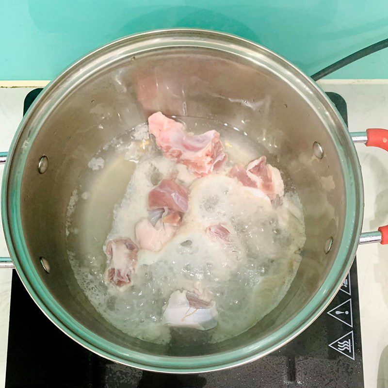 Step 1 Blanching spare ribs for Beef ball noodle soup with spare ribs (Recipe shared by a user)