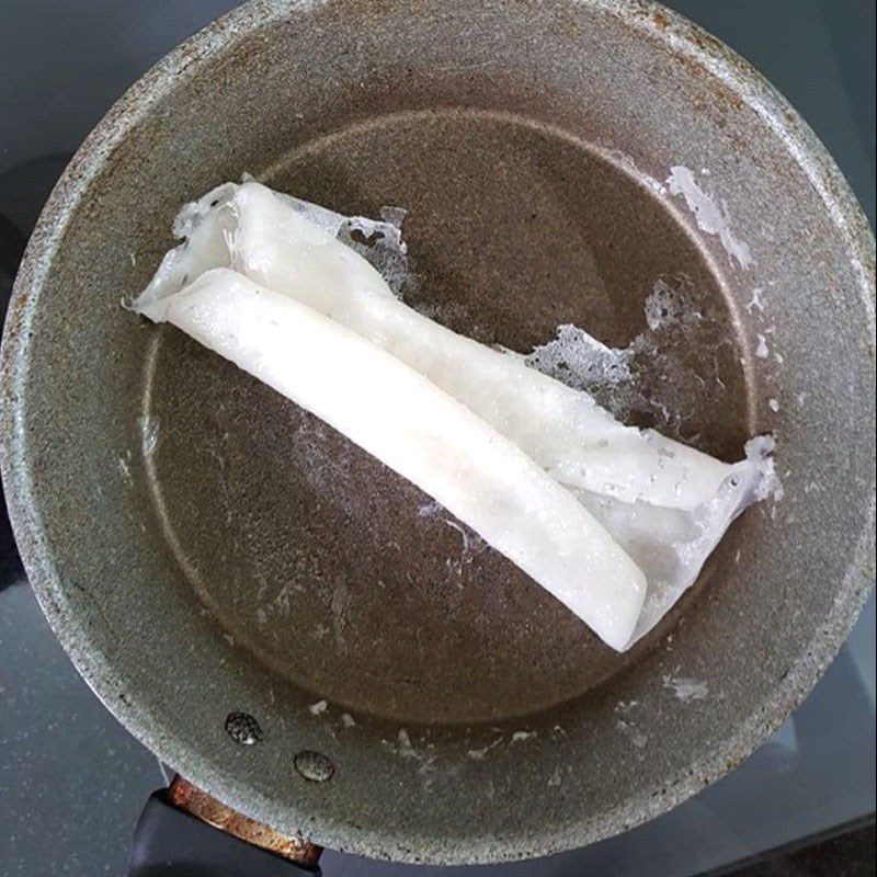 Step 2 Spread the wet cake using a non-stick pan Wet cake with roasted pork